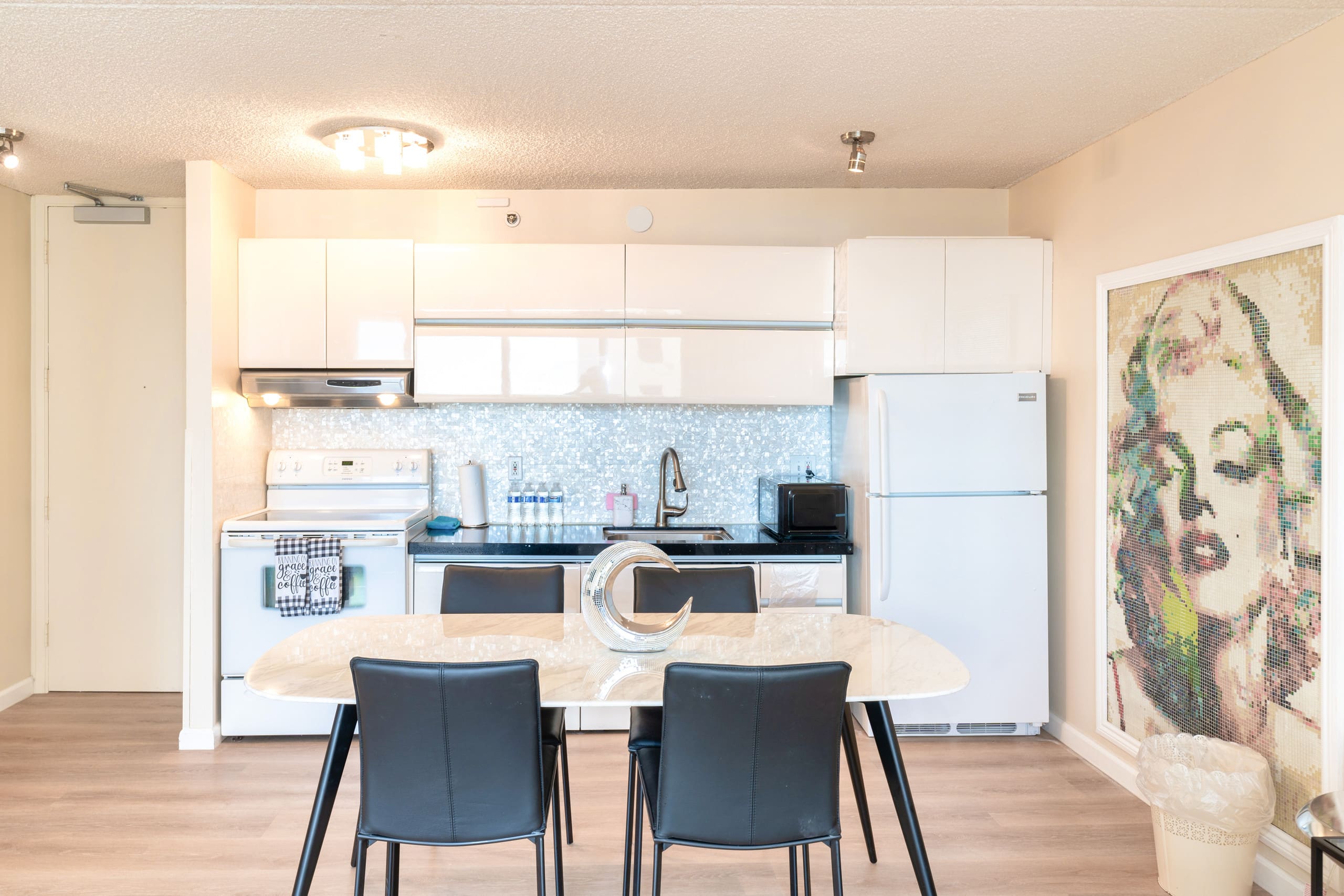 the whole ocean apt in waikiki with a free parking - Image 9