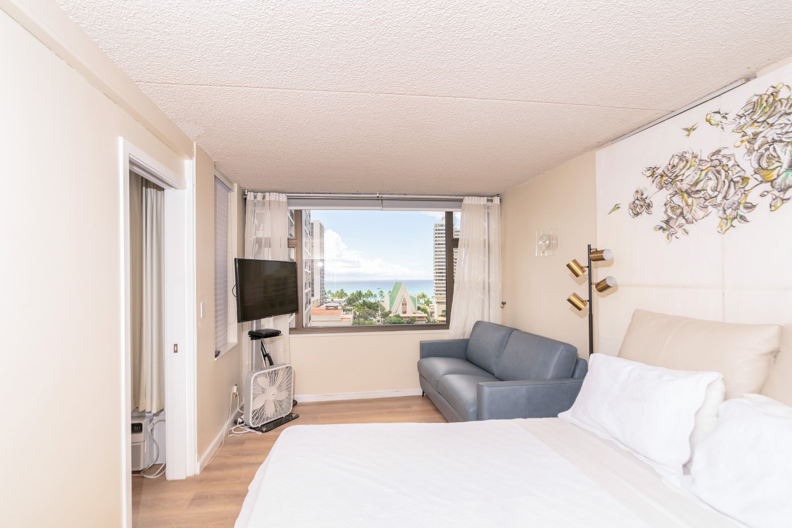 the whole ocean apt in waikiki with a free parking - Image 16