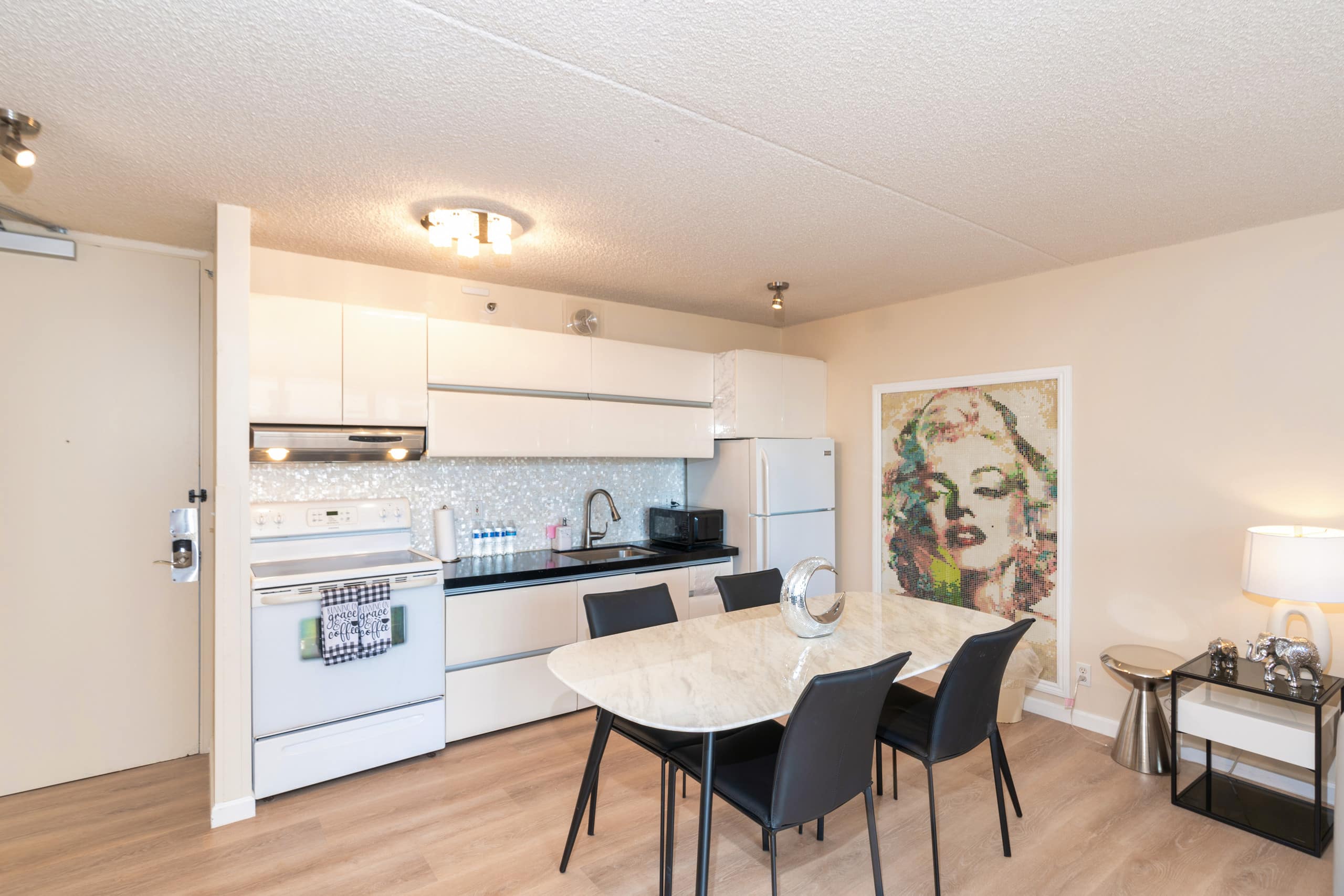 the whole ocean apt in waikiki with a free parking - Image 11