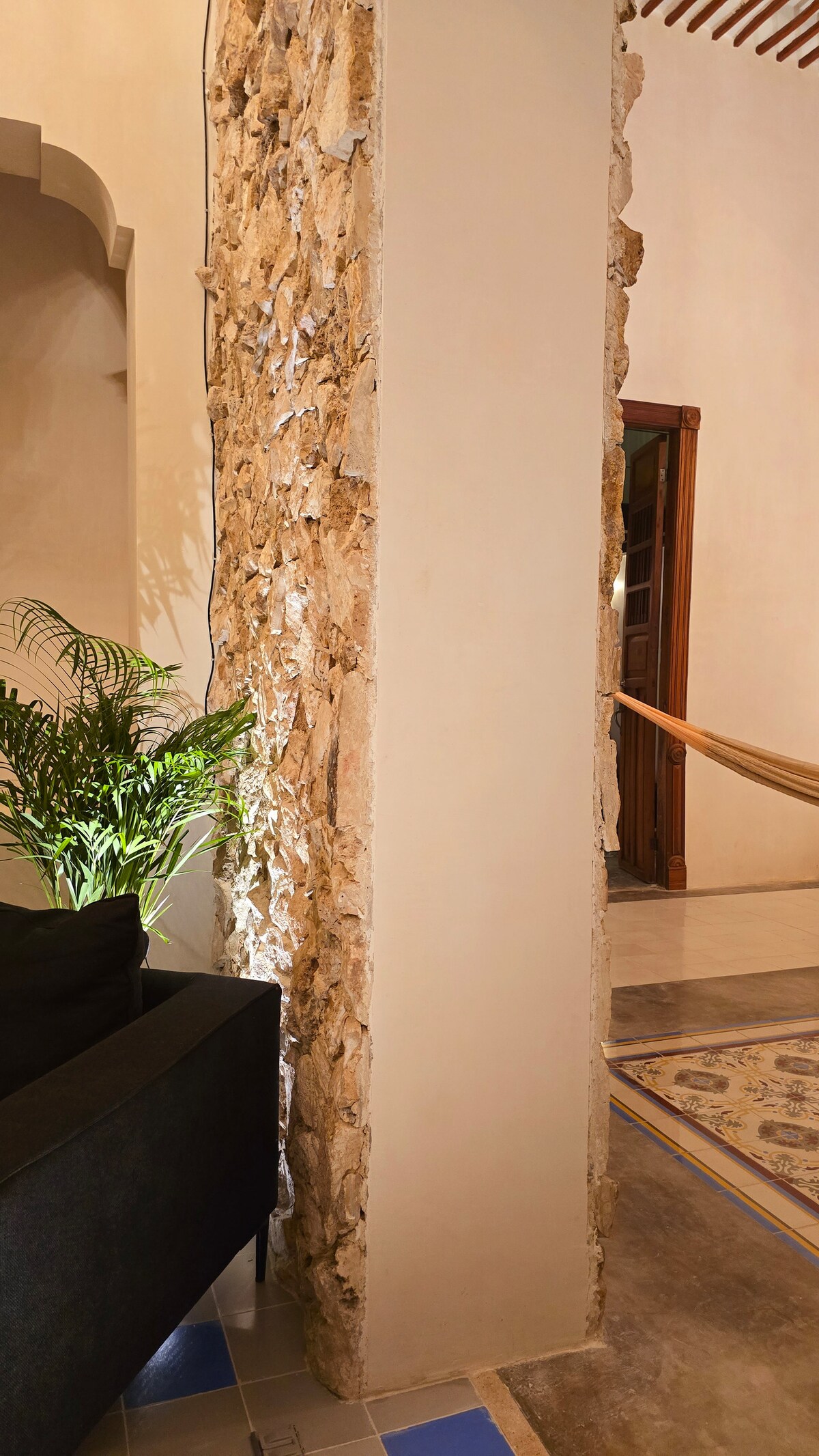 Sala + kantinë me mure guri antike dhe banesa me makarona 
Ku mund të shijosh si çift ose familje