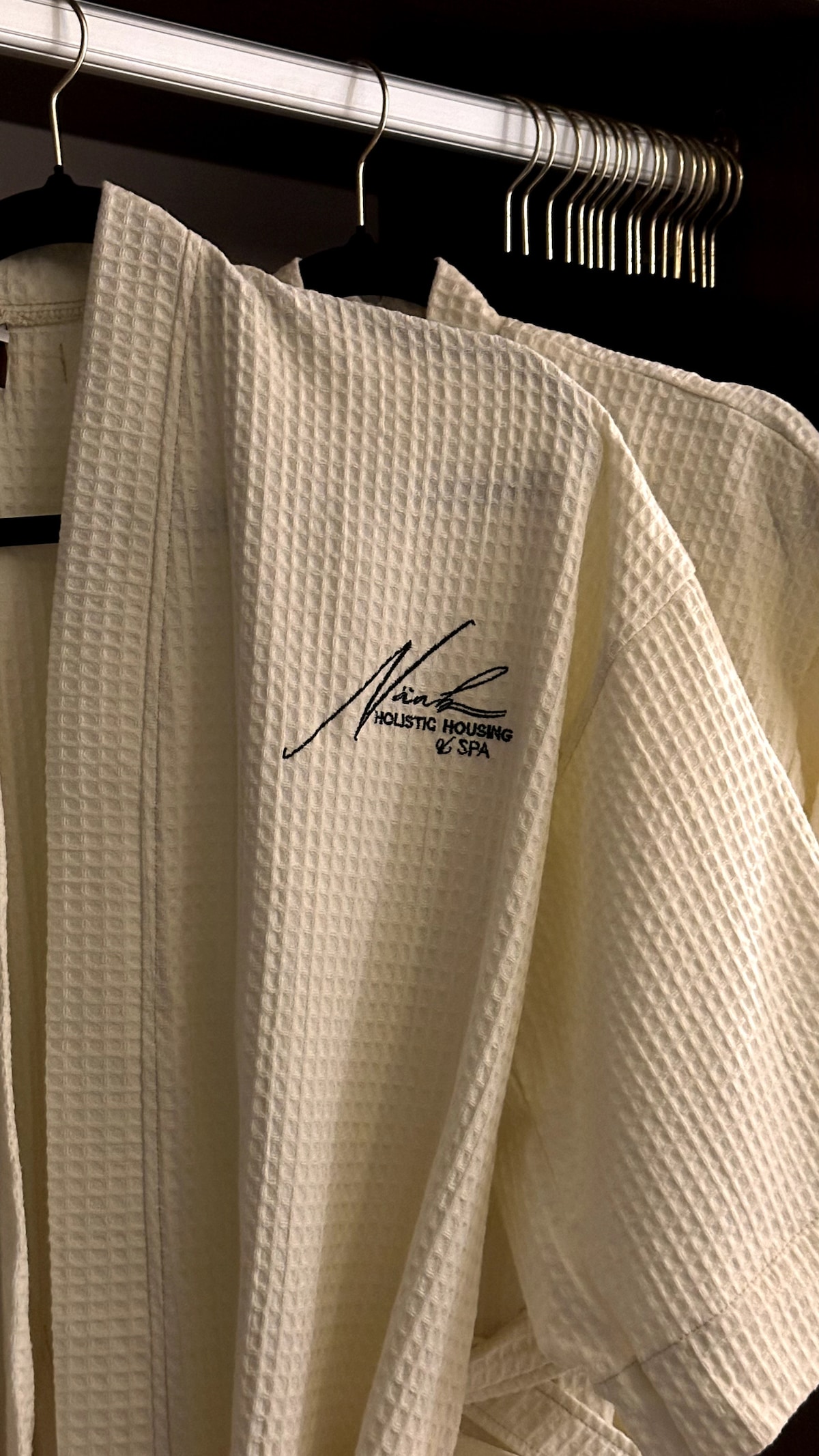 Ne ofrojmë shërbimin e rrobave të banjës për të të bërë të ndihesh i prishur dhe si në shtëpi