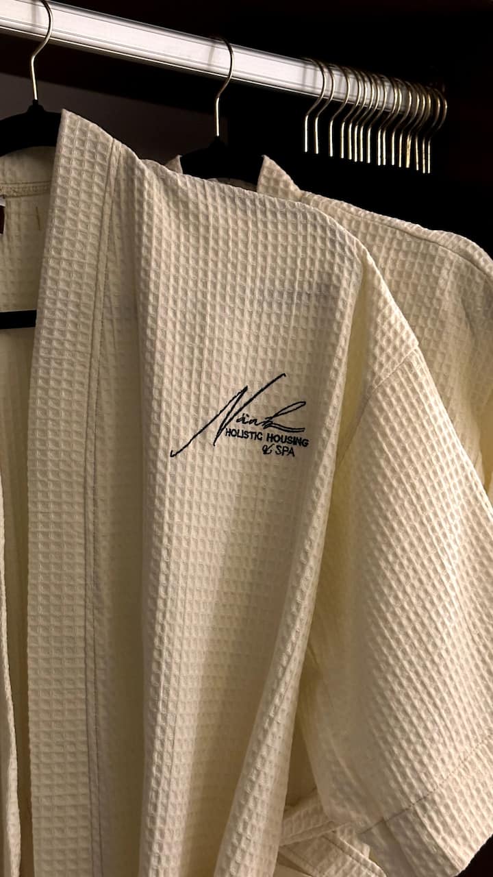 Ჩვენ გთავაზობთ ხალათის მომსახურებას, რომ თავი გაფუჭებულად და შინაურულად იგრძნოთ