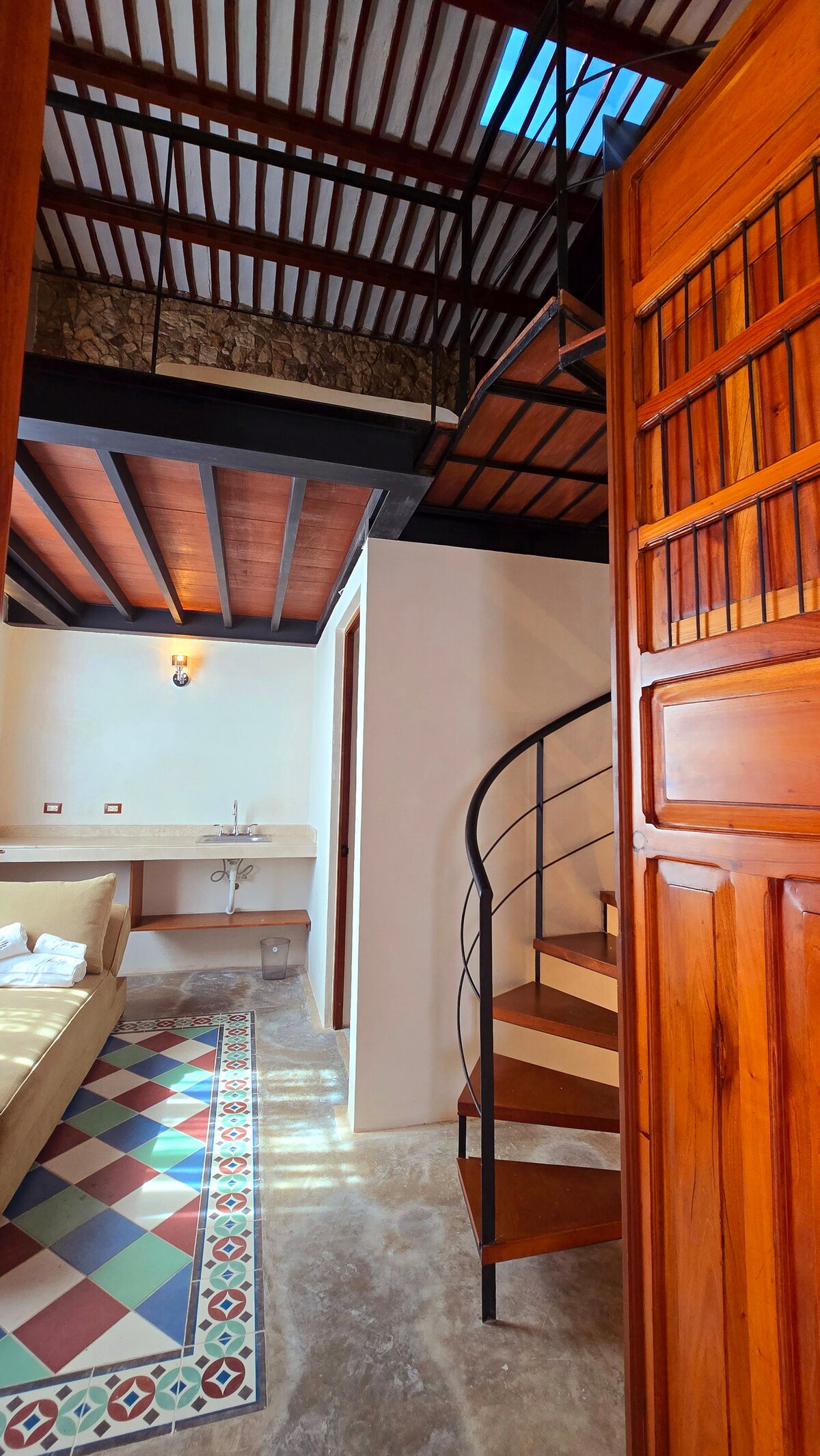 Pamje e hyrjes në dhomën e gjumit, mund të vlerësosh tapancon ose katin e dytë ku ndodhet krevati, dollapi.