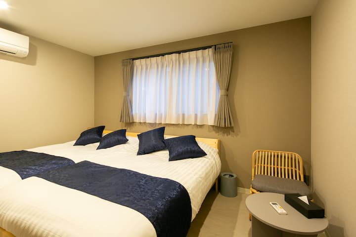 Está equipado con una cama grande y ropa de cama de calidad para una noche de sueño agradable.Relájate en un espacio relajante para ayudarte a descansar de tus viajes.