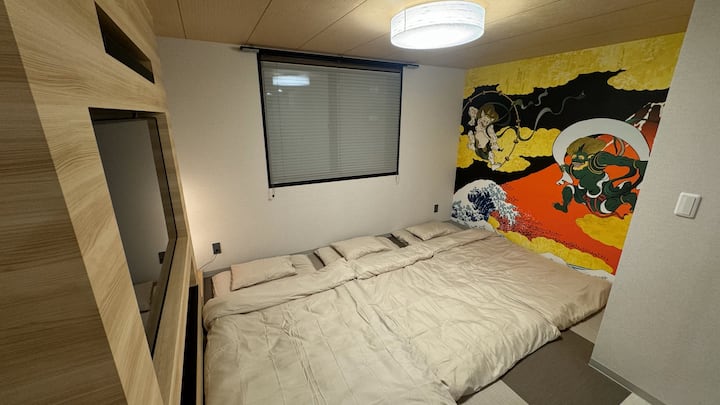 La sala de estar es un dormitorio que combina belleza y comodidad tradicionales.Disfruta de la máxima relajación con una impresionante pared de arte con dioses del trueno del viento y un espacioso espacio en el futón.Perfecto para una estadía familiar o grupal.