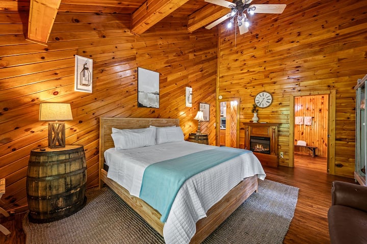 Vaulted ceiling, light, and comfort 