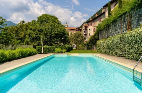 Beautiful apt with view, pool, parking and garden
