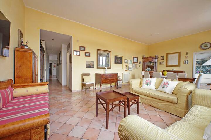Charming Vatican apartment 150m2 / 1600 sq ft gallery image 2