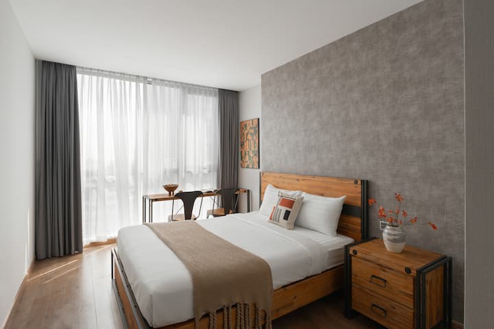 غرفة النوم [ 3 ]
- سرير بحجم كوين متاح 
- طابق مرتفع، مع إطلالة مفتوحة
- خزانة ملابس، مصباح ليلي
- يتوفر مكتب عمل.
