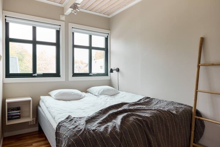 תריסי גלילה זמינים בשני החלונות. 