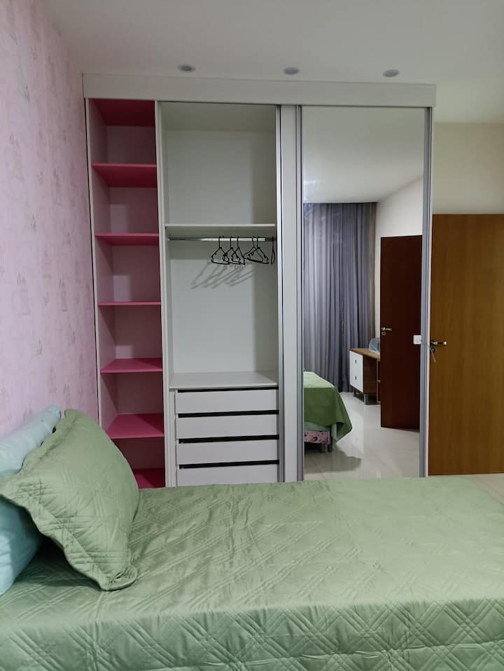 Izba 1 sa skladá z dvoch samostatných trámov pre 4 osoby. Má skrinku so zrkadlom, vešiaky a zásuvku, zatemnenie závesov, posteľnú bielizeň, prikrývku do vane a vybavenie. 
Spálňa 1 má kúpeľňu s toaletou kombinovanú so spálňou 2.