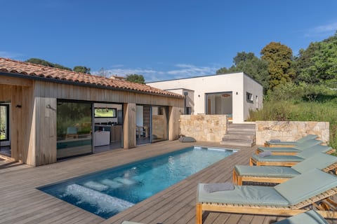 Recent Contemporary Villa Pool 12 People