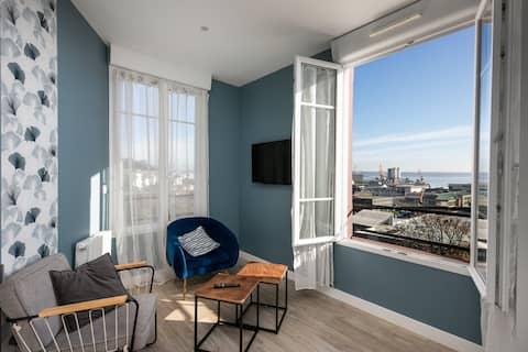 Large studio with a view of the naval port "Le Dellec"