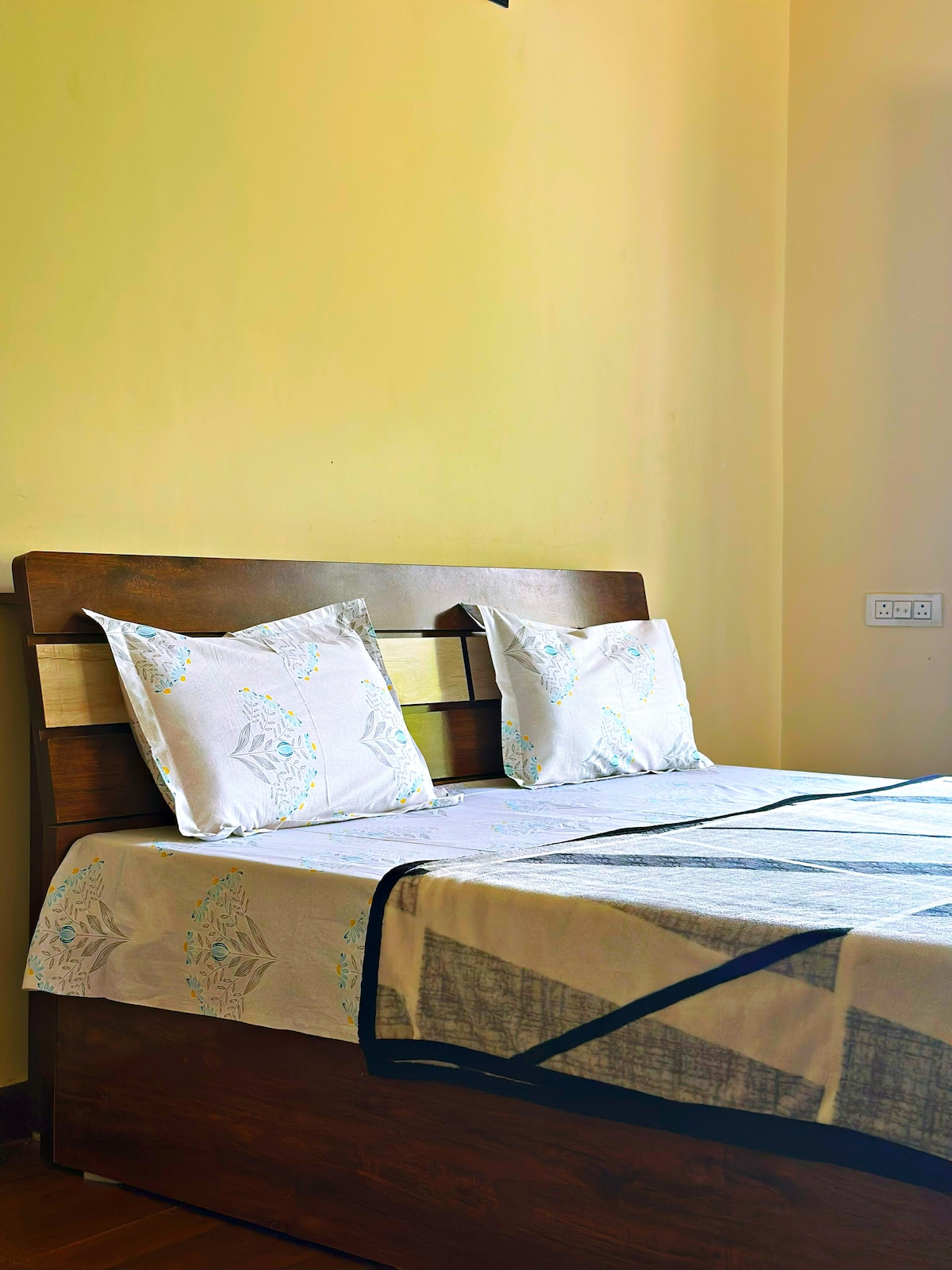 Ropa de cama suave, tonos terrosos y un ambiente ordenado, diseñado para la comodidad, la reflexión y el descanso consciente.