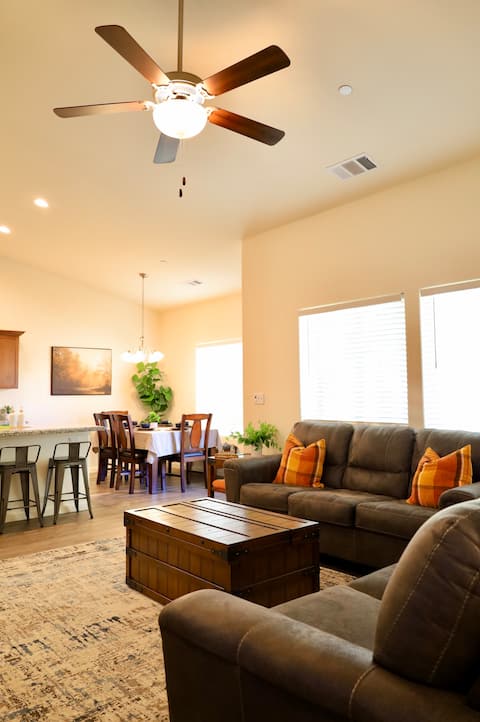 Spacious Villa W/King Suite /EV+