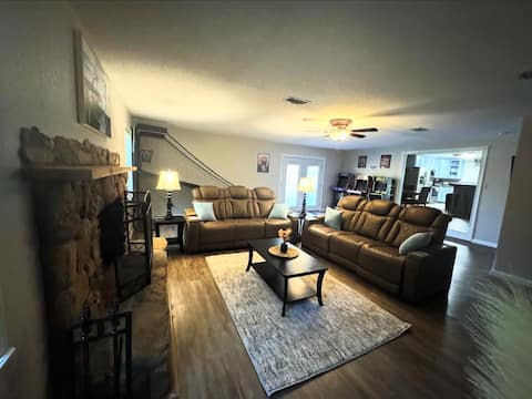 4BR Crew Stay | Games, Cabana, Fire Pit & More