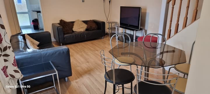 Town centre treasure sleeps 6!