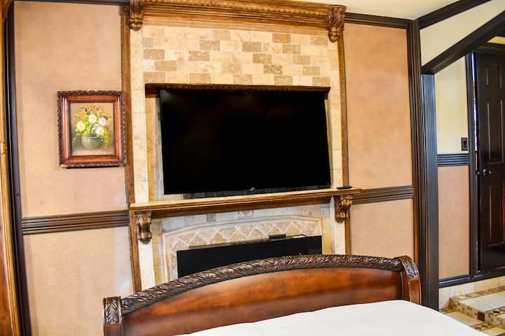 Lavish Suite With Jetted Tub! - Longmont, CO
