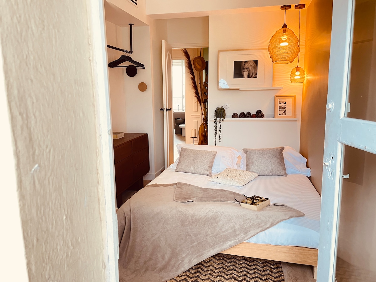 леглото може да се удължава (от ширина 80 до 160 см).