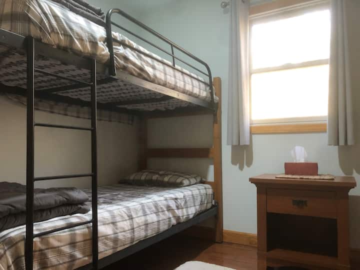 Vitanda vya ghorofa vyenye ukubwa wa vyuo vikuu (zaidi ya urefu wa futi 6!)!