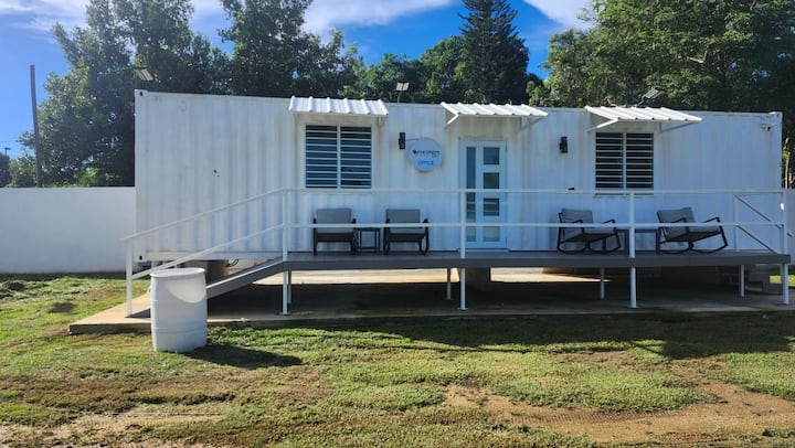 gari la malazi lenye bafu na vitanda viwili vya ghorofa 