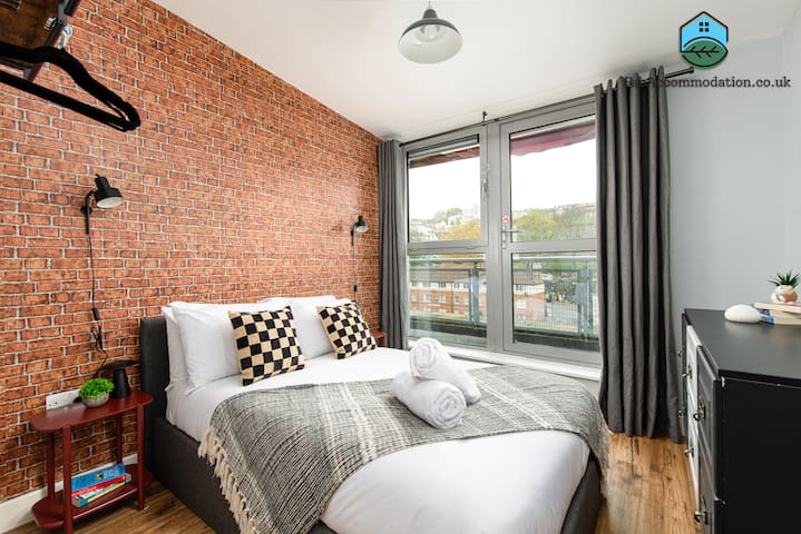 Central-3Bedroom-2Bath-Parking-By FabAccommodation gallery image 2