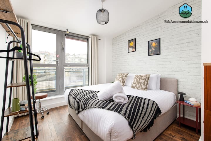 Central-3Bedroom-2Bath-Parking-By FabAccommodation gallery image 3