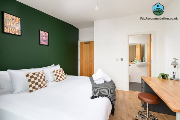 Central-3Bedroom-2Bath-Parking-By FabAccommodation gallery image 4