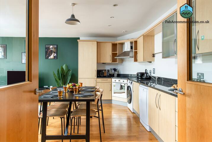 Central-3Bedroom-2Bath-Parking-By FabAccommodation gallery image 5