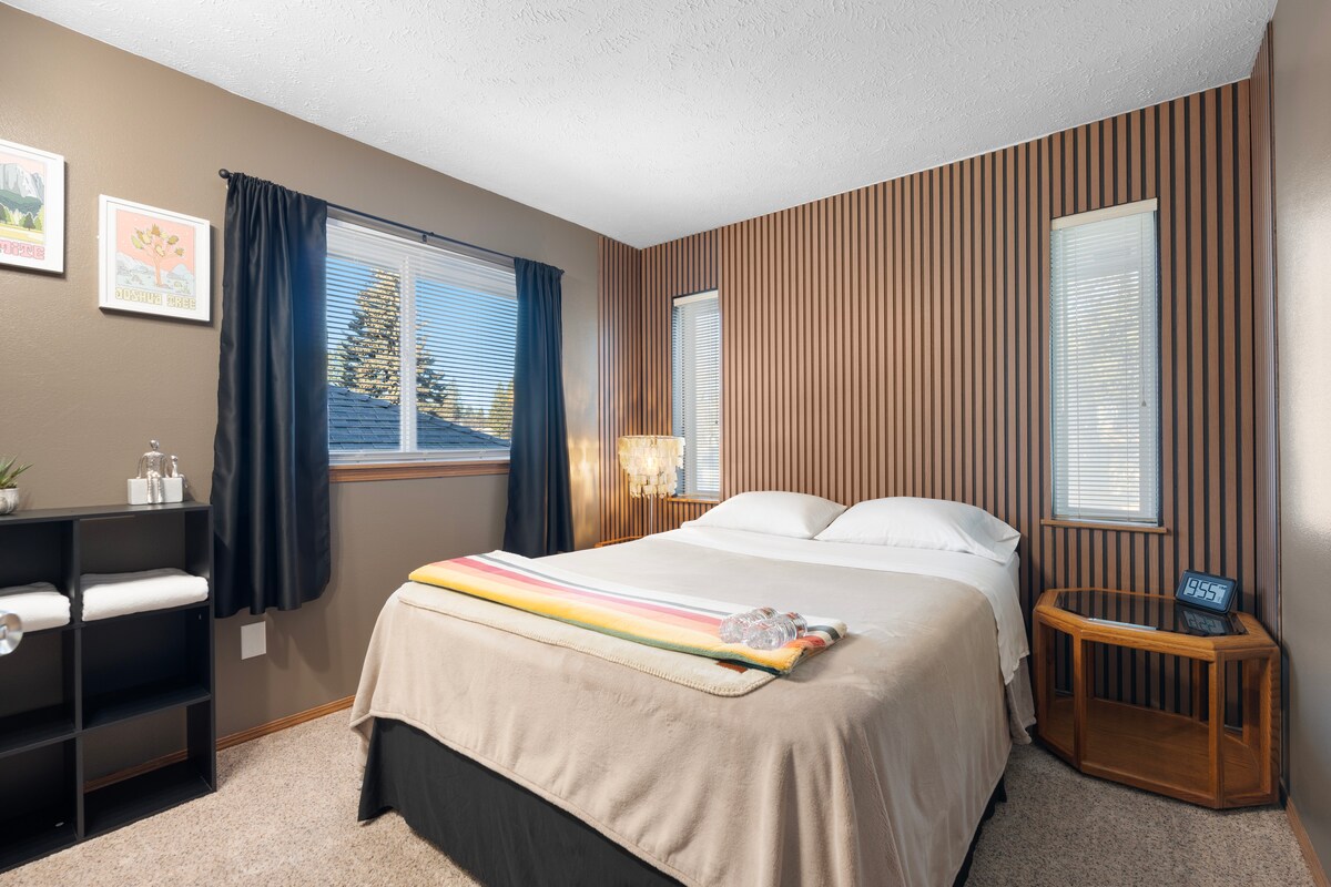 这间独特的房间配有标准双人床、遮光窗帘和百叶窗、衣物储藏室和带衣架的充足衣柜空间。