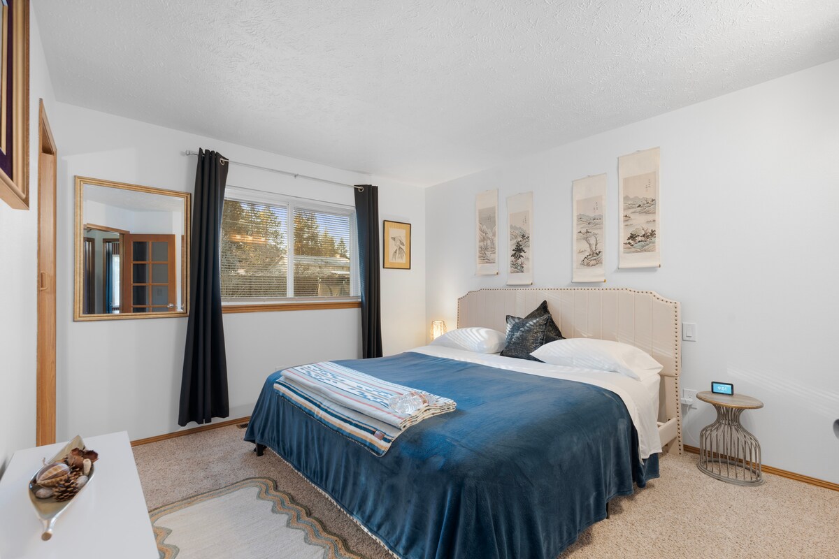 这间朝南的主卧室配有一张带亚洲风格的特大双人床、充足的照明和谷歌时钟，让您醒来时看到您最喜爱的艺术家，非常适合在淋浴间唱歌。