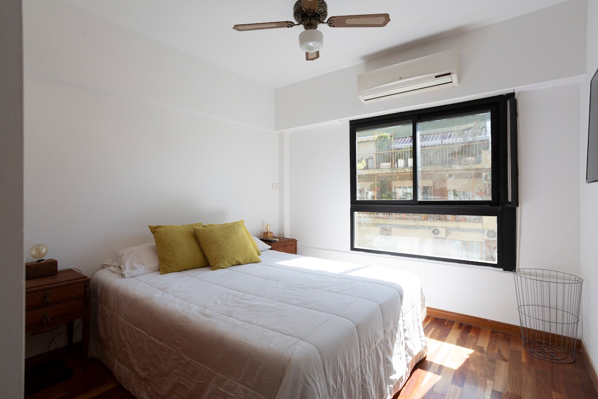 Събудете се на естествена светлина в топла и уютна стая. Насладете се на спокойна почивка, докато сияйният под, климатикът и вентилаторът на тавана гарантират комфорта ви през всеки сезон. Двойно легло, табела и телевизор.