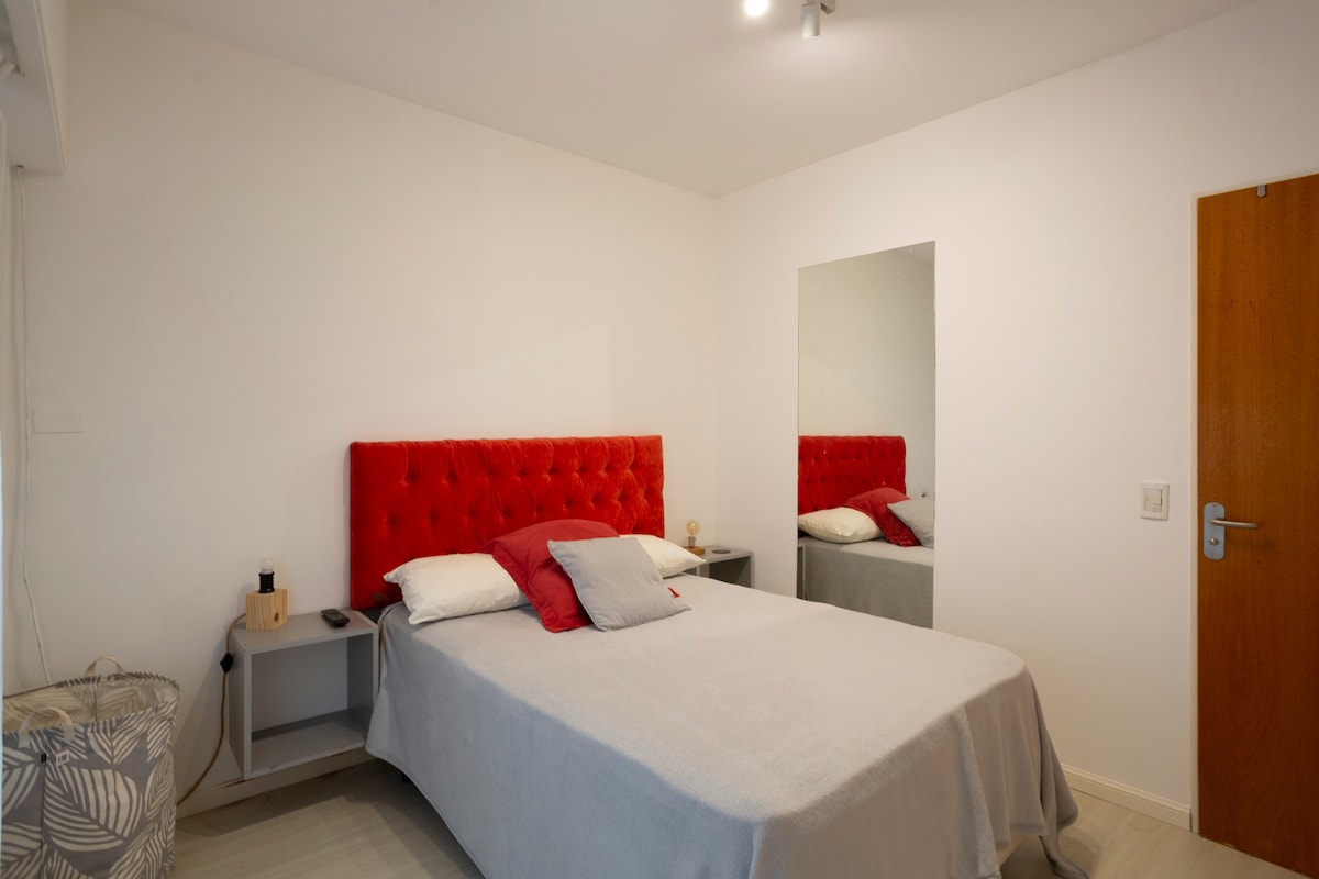 Починете си в стая с неповторима индивидуалност и чар.  Двойното легло и телевизорът ви канят да се отпуснете след ден, прекаран в разглеждане на града, в атмосфера, изпълнена с характер.