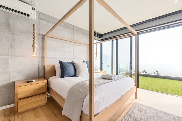 Luxurious Green Point Ocean Views Apartment gallery image 2