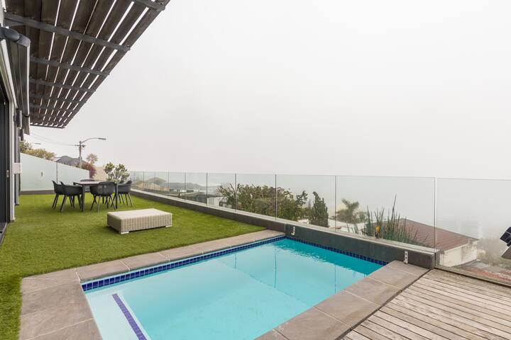 Luxurious Green Point Ocean Views Apartment gallery image 3