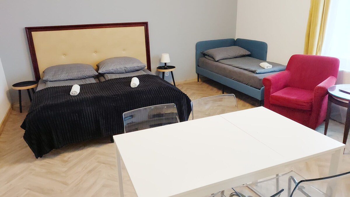 pohodlné postele. V tejto izbe môžu spať traja ľudia spolu alebo samostatne podľa vašich potrieb.