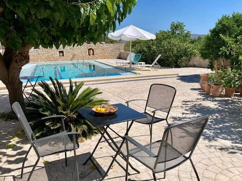 Charming villa with private pool and parking