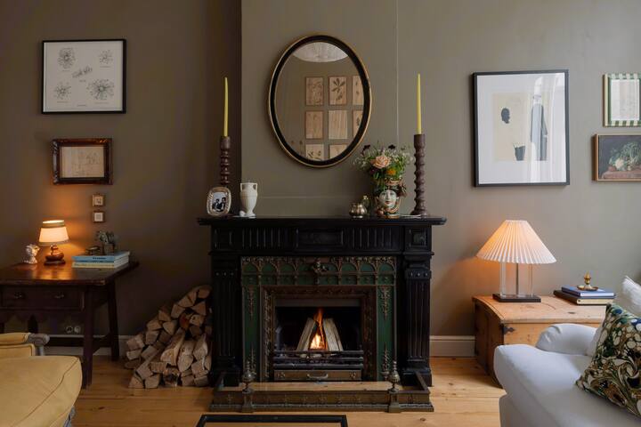 Iconic 1632 Canal House (1900+ sq ft, Renovated) gallery image 5