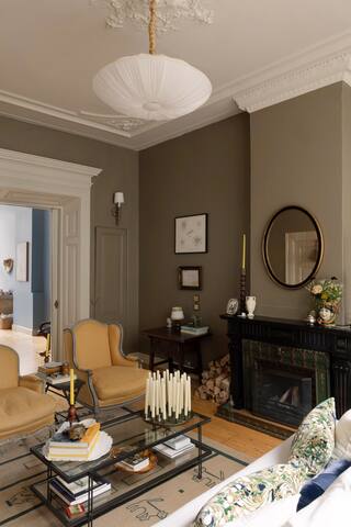 Iconic 1632 Canal House (1900+ sq ft, Renovated) gallery image 2