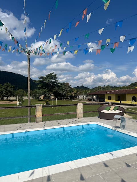 Sítio Andorinhas with swimming pool, farm and games