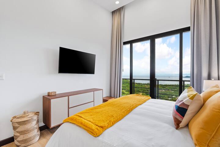 Spektakulärer Bergblick von der offenen Unterhaltungsterrasse.
Direkter Zugang zum Unterhaltungsraum für ein nahtloses Erlebnis