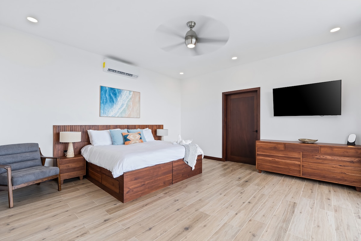 Një përzierje e përsosur e natyrës dhe luksit, e vendosur në gjelbërim
Rrethuar nga majat e harlisura të pemëve për një ambient të qetë si në xhungël.