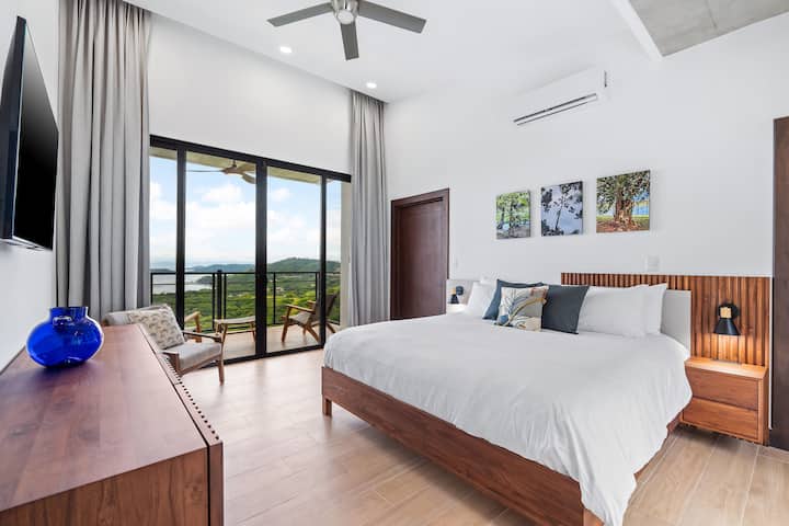 Geräumig und hell, mit eleganten Akzenten und natürlichem Licht.