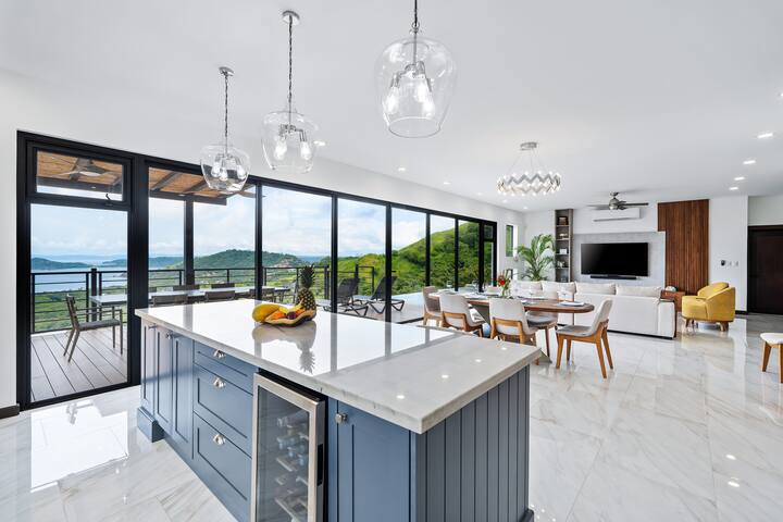 Casa Sol: Lux 4 bd/4.5 ba, Pool, View, & Concierge