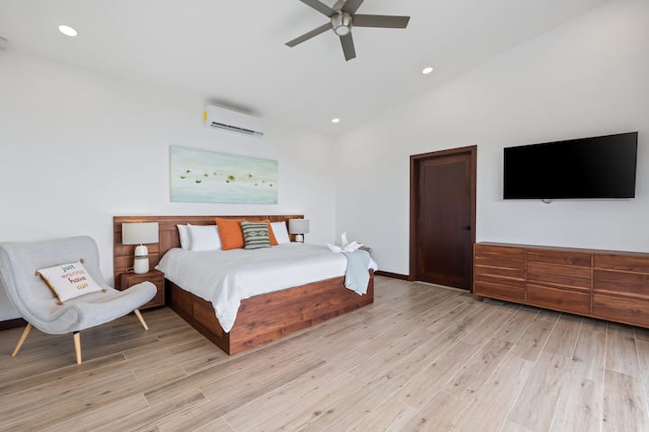 Ein sonnendurchflutetes Zimmer mit elegantem Design, perfekt zum Entspannen mit Stil.
