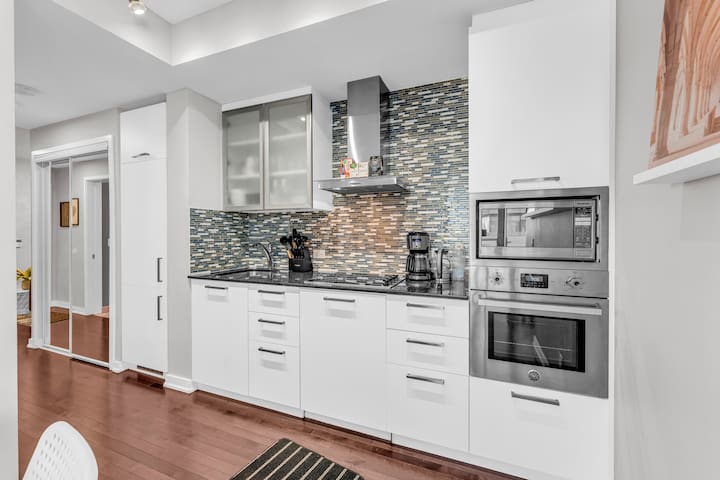 Luxe 2 Beds + Den CN Tower Condo gallery image 4