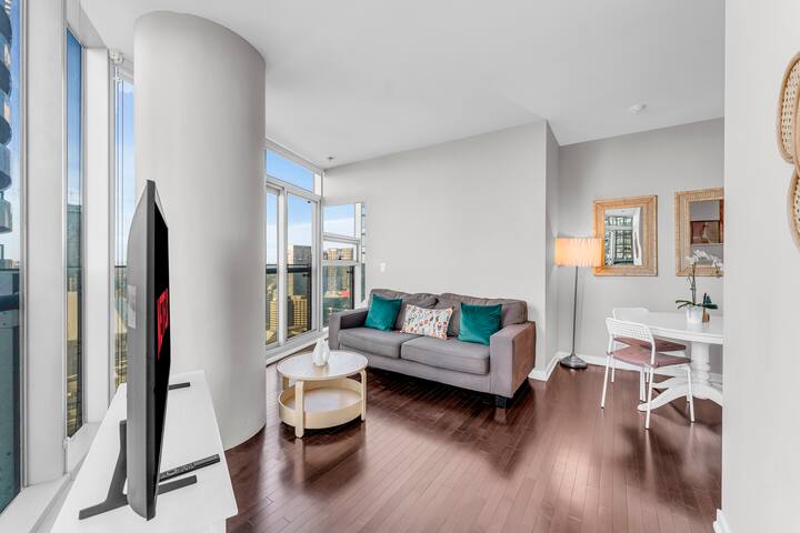 Luxe 2 Beds + Den CN Tower Condo gallery image 3
