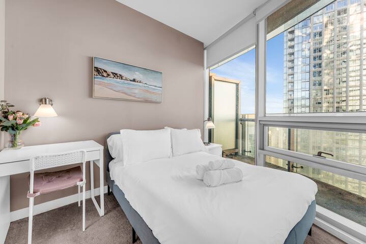 Luxe 2 Beds + Den CN Tower Condo gallery image 5