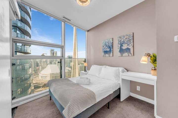 Luxe 2 Beds + Den CN Tower Condo gallery image 2