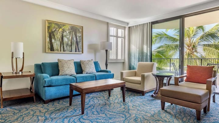 غرفة المعيشة (قد يختلف توزيع الوحدة بالضبط عن مخطط الطابق، وسيتم تعيين موقع الفيلا في يوم تسجيل الوصول. هذه الفيلا مضمونة لتكون فيلا على واجهة المحيط وفقًا لمعايير هيلتون.)